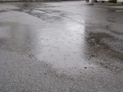 駐車場に降る雨